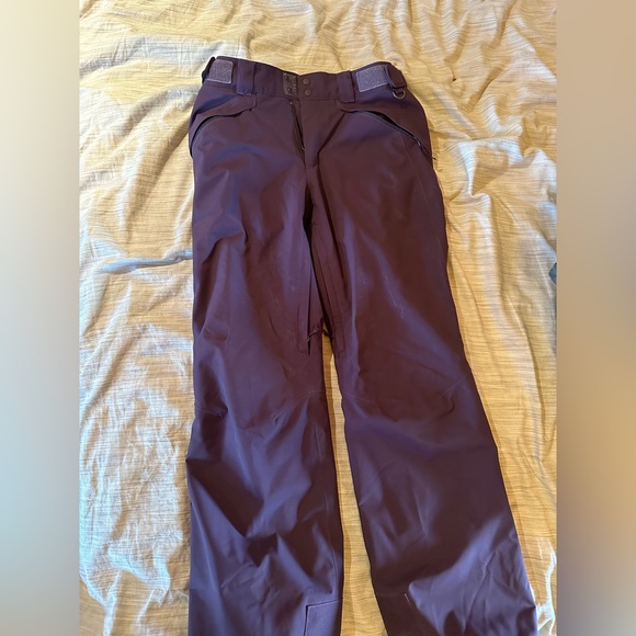 Eddie Bauer ski pants in the colour Plum. Size small - Picture 5 of 5